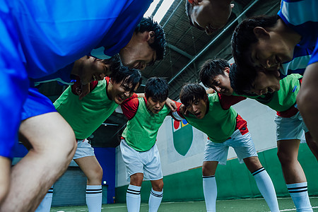 队员抱成一圈鼓舞士气图片素材