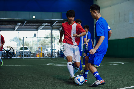 踢室内足球的年轻人图片素材