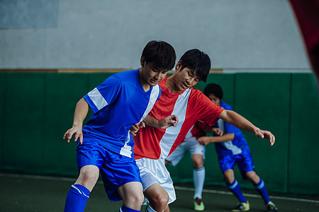 踢室内足球的年轻人图片