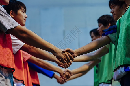足球运动员握手比赛前互相握手的运动员背景