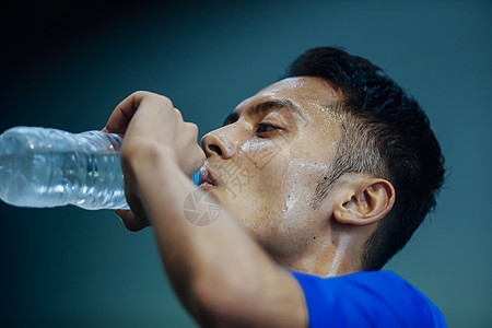  喝水的运动员图片