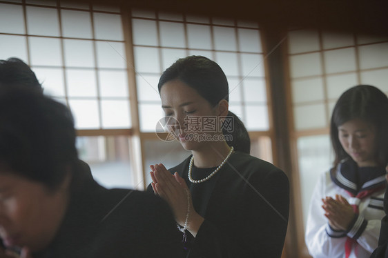 为遇难者祈祷的女性图片