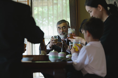  喝茶的一家人图片