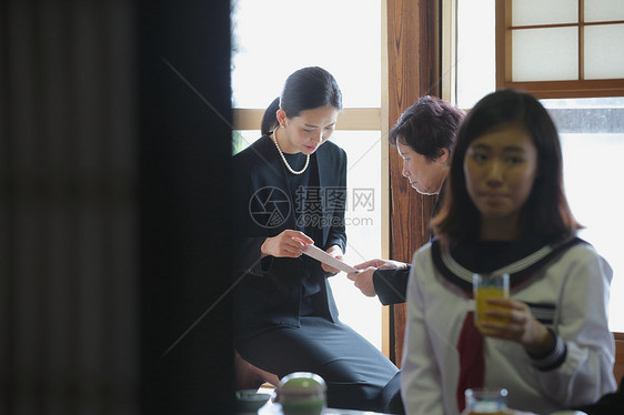  聊天的母女图片