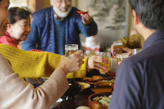 庆祝节日的日本家庭图片