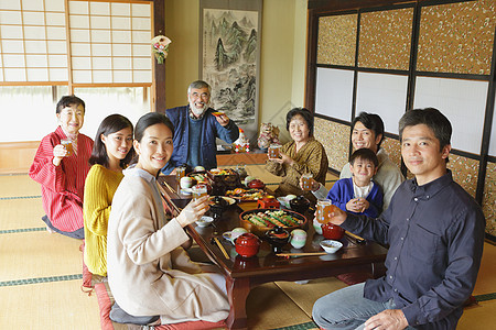 庆祝节日的日本家庭图片