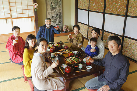 开心庆祝节日的日本家庭图片