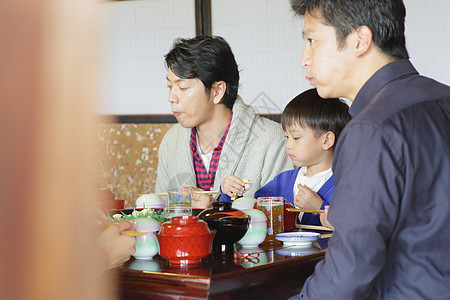 庆祝节日的日本家庭图片