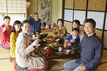 庆祝节日的日本家庭图片