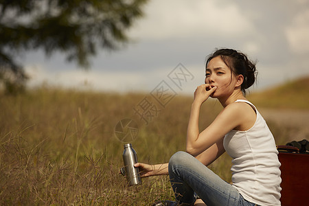 一个女人在荒野中旅行图片