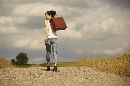 一个女人在荒野中旅行图片