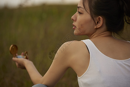 一个女人在荒野中旅行图片