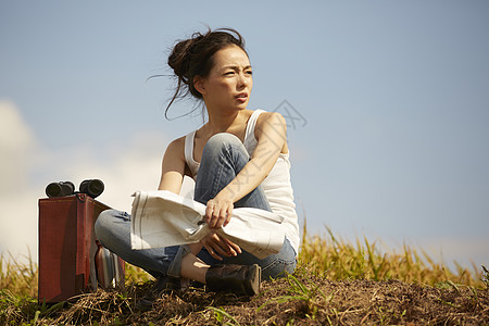 荒野旅行的女子查看地图图片