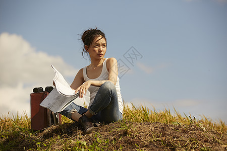 荒野旅行的女子查看旅行地图图片