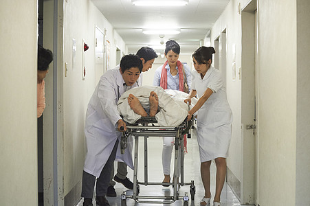 医疗紧急救治的病患与医护人员背景图片