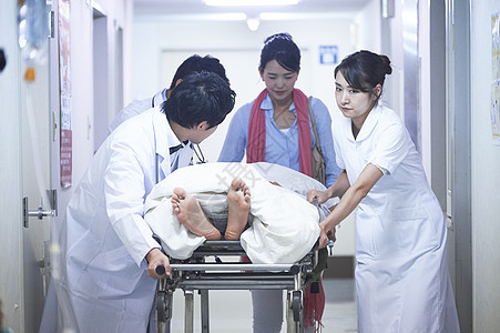 医疗紧急救治的病患与医护人员图片
