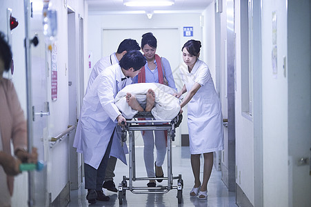 医院走廊紧急救治的病人与医护人员图片