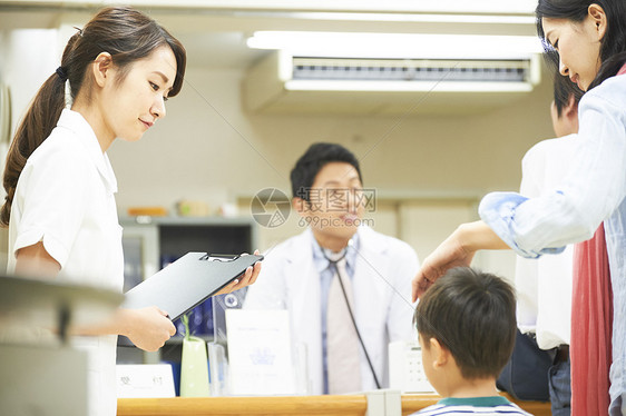 服务台旁指导就诊的护士图片