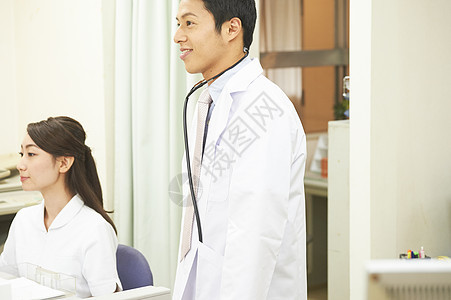医院服务台旁的医生跟护士图片