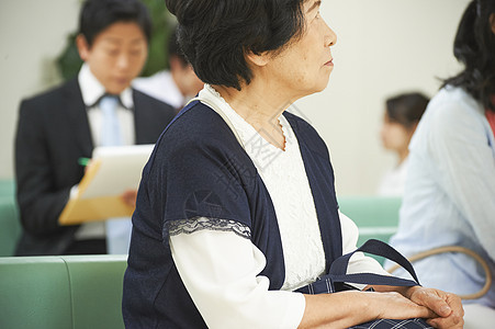 在医院等待叫号的妇女图片