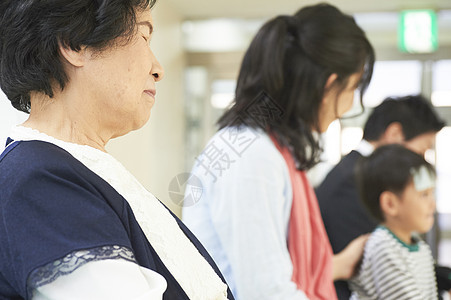 在医院等待叫号的年长妇女图片