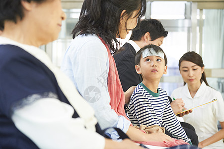 在医院等待叫号的母子高清图片