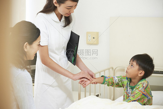 护士为住院的男童检查身体图片