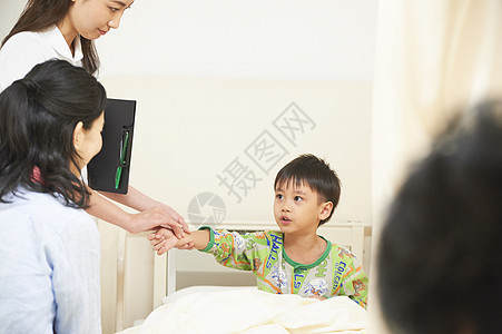 护士为住院的男童检查身体图片