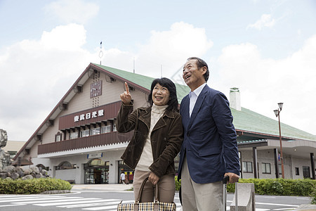 中年夫妇一起外出旅行图片