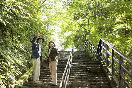 中年夫妇一起外出旅行图片素材