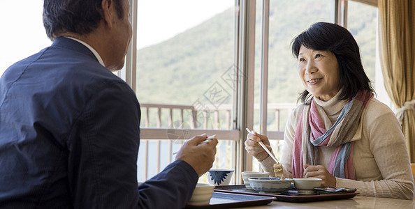 日光愉快夹克一对夫妇用餐图片