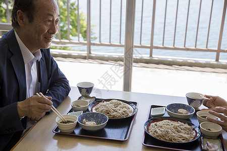 明亮老年中早期女士们一对夫妇用餐图片