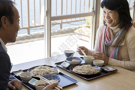 旅游日光休闲一对夫妇用餐图片