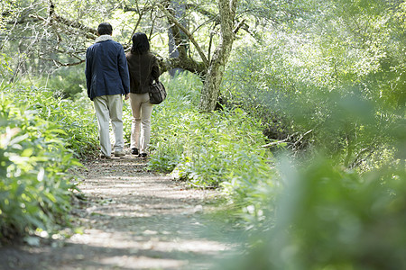 度假六十年代战场一对夫妇享受散步图片素材