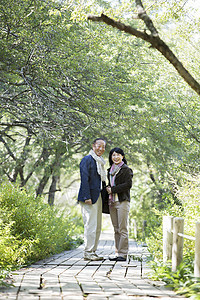 亲密依傍着赞助一对夫妇享受散步图片