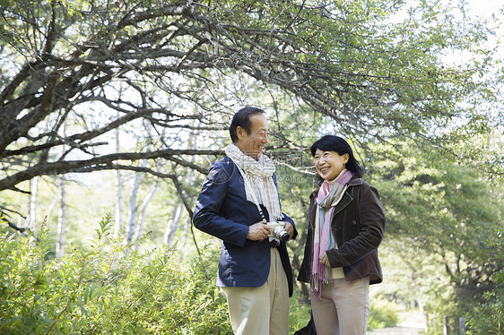 清新有趣幸福一对夫妇享受散步图片