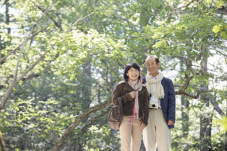 女溜达女孩一对夫妇享受散步图片