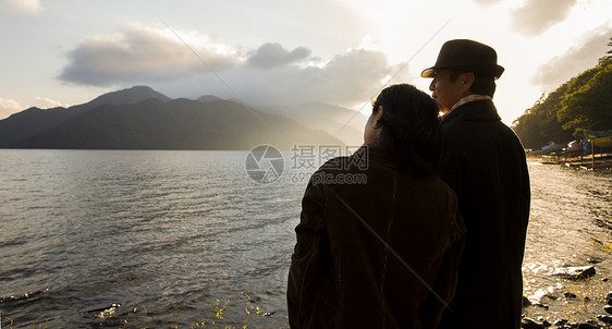 海边夕阳下一对情侣图片