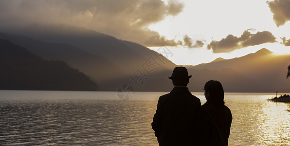  站在海边的一对夫妻看风景图片