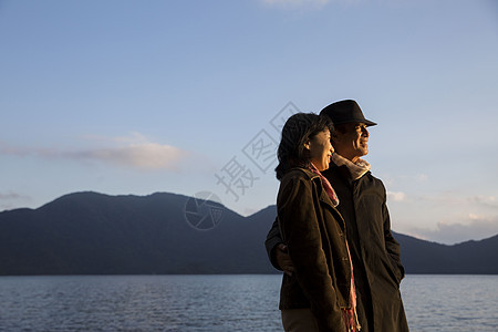  站在海边的一对夫妻图片