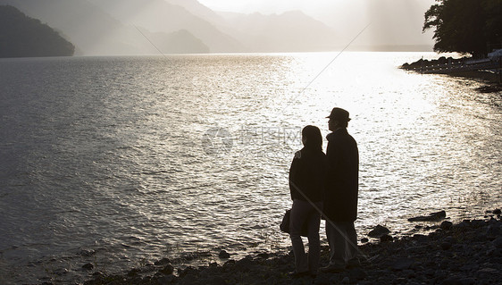 旅游的中年夫妇在湖边看风景图片