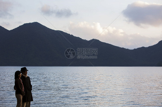 旅游的中年夫妇在湖边看风景图片