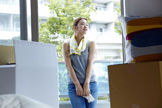 搬家的女子在阳台透气图片