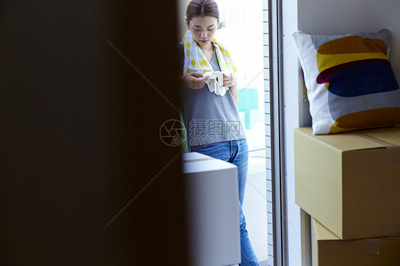 独自搬家的青年女子图片