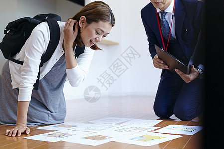 房地产经纪人给女子介绍新房图片