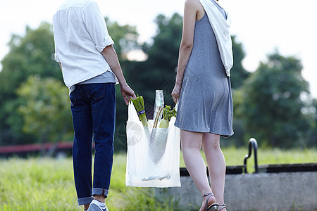 情侣一起买菜回家图片素材