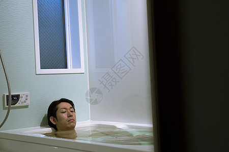 舒服路男人在浴缸里泡澡背景