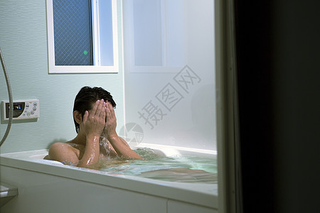新婚夜晚浴缸夜晚时光刷新男人洗澡背景
