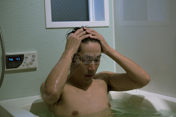 男人在浴缸里泡澡图片