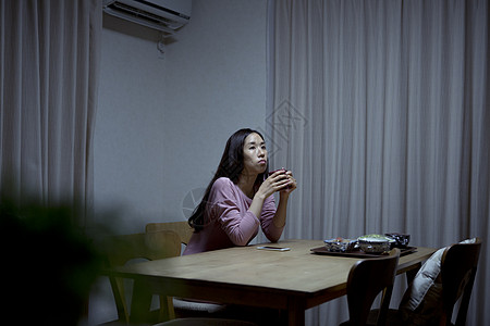 独自吃饭的女子图片素材